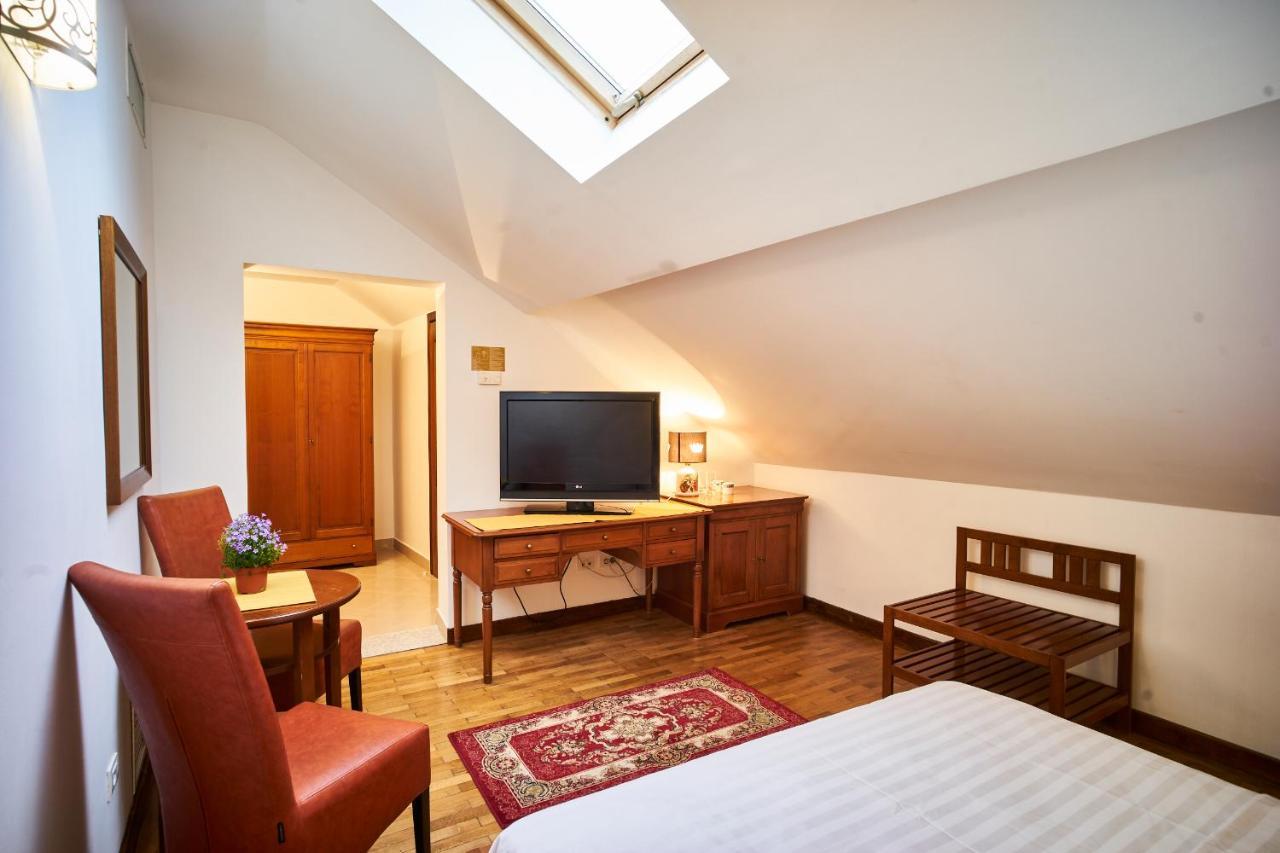 Cozy Attic Room V Bucharest Exterior photo
